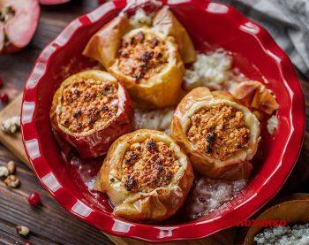 Запечені яблука з сиром, згущеним молоком і горіхами
