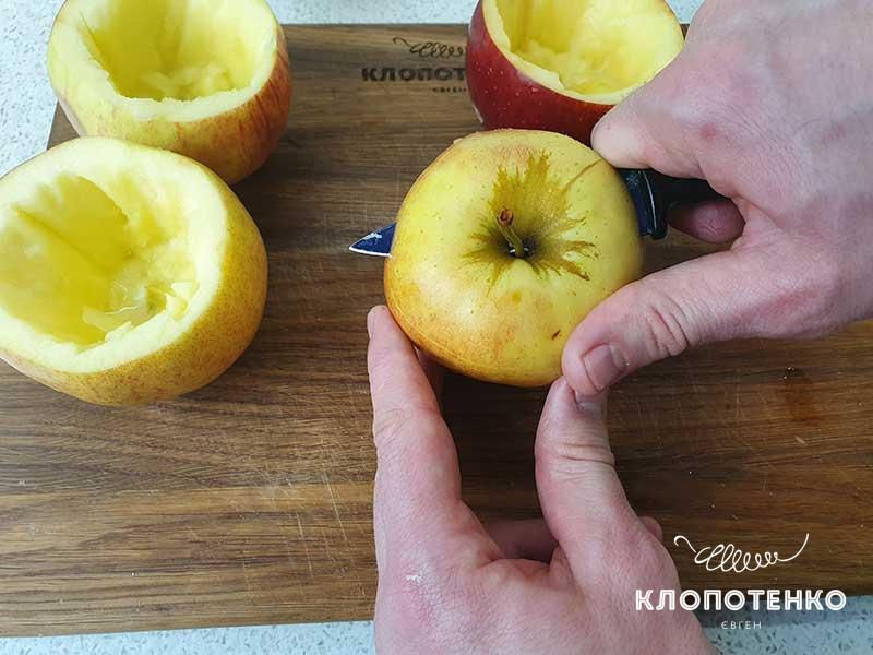 Срежьте «шапочку» яблок