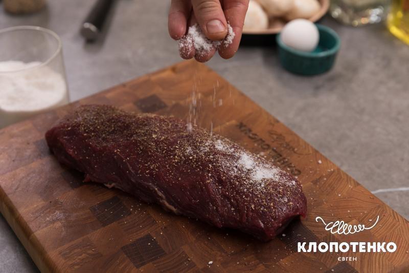 М'ясо присипають спеціями і сіллю