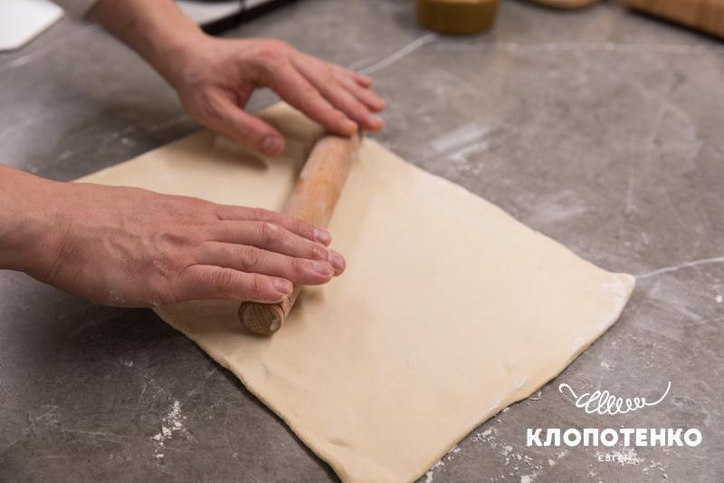 Листкове тісто розкочують в пласт