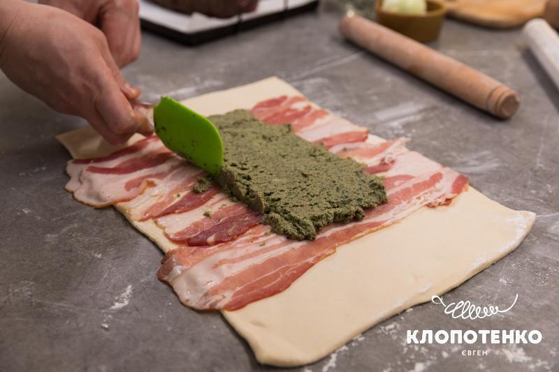 На тісто викладають бекон і дюксель