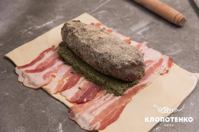 Викладіть запаніроване м'ясо зверху на шар дюкселю