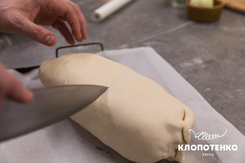 Робляться надрізи на тісті