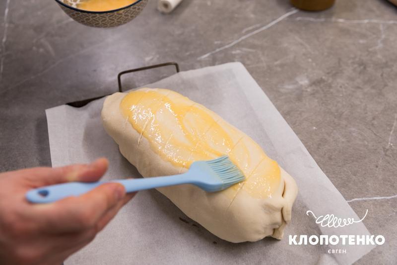 Тісто змащується збитим яйцем