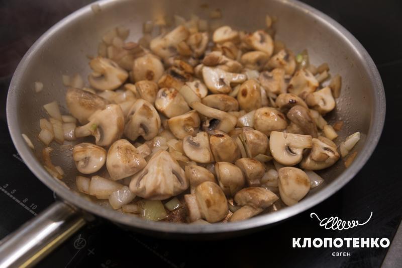 Обсмажте гриби з цибулею
