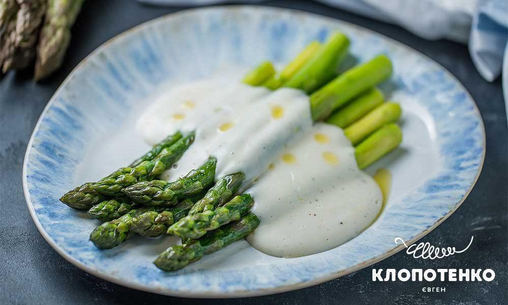 Asparagus with Bechamel sauce. Ievgen Klopotenko's recipe