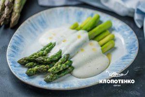 Asparagus with Bechamel sauce. Ievgen Klopotenko's recipe