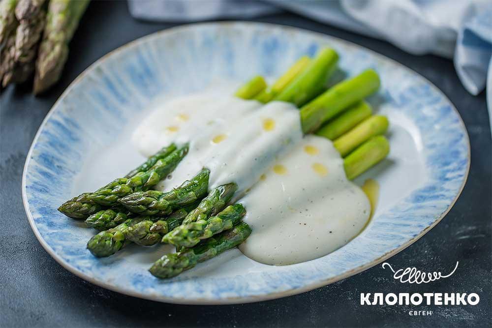 Asparagus with Bechamel sauce. Ievgen Klopotenko's recipe