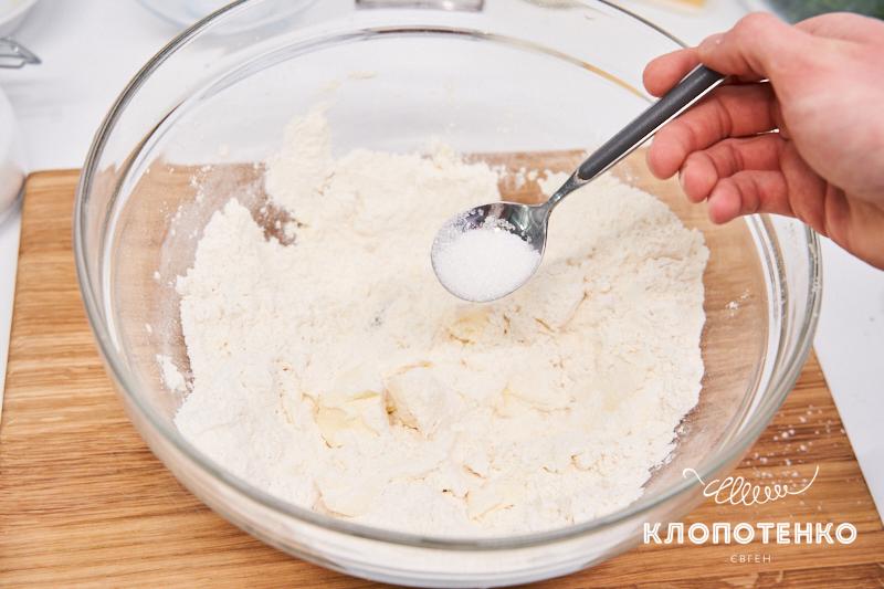 Смешайте муку с солью и сахаром