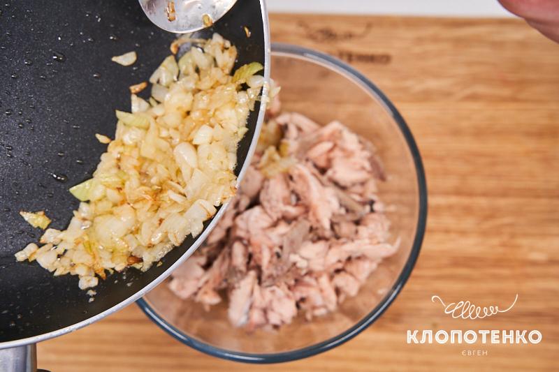 Отделите мясо рыбы от костей и добавьте лук