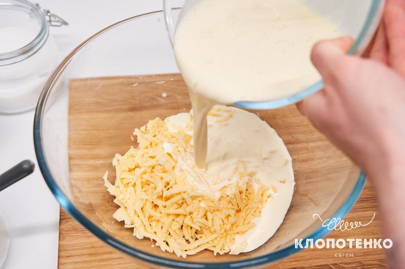Смешайте сливки, яйца и сыр