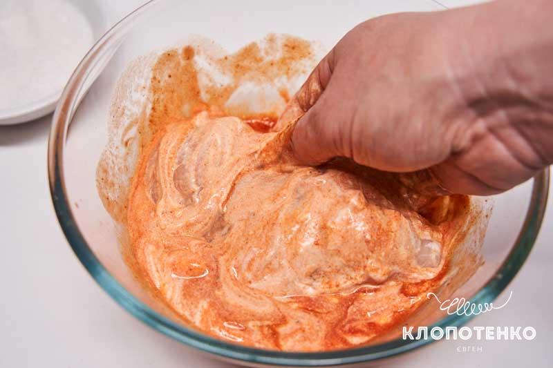 Филе выложите в миску к соусу