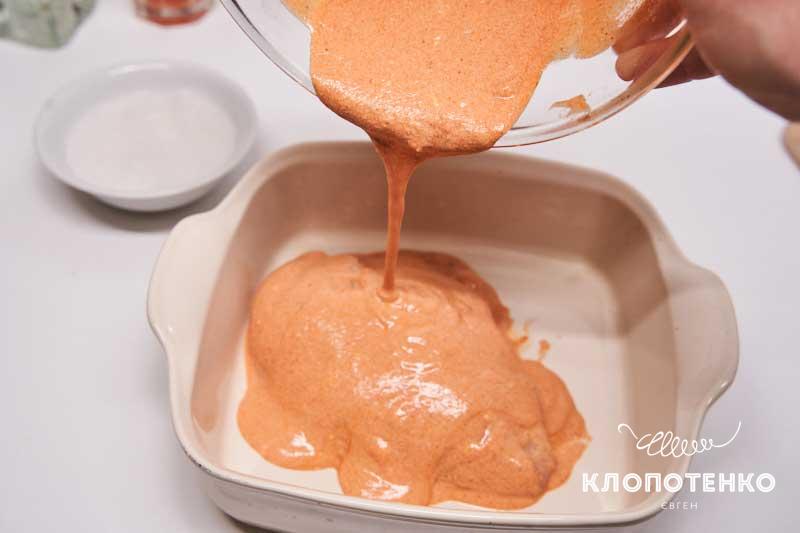 Переложите курицу в форму для запекания