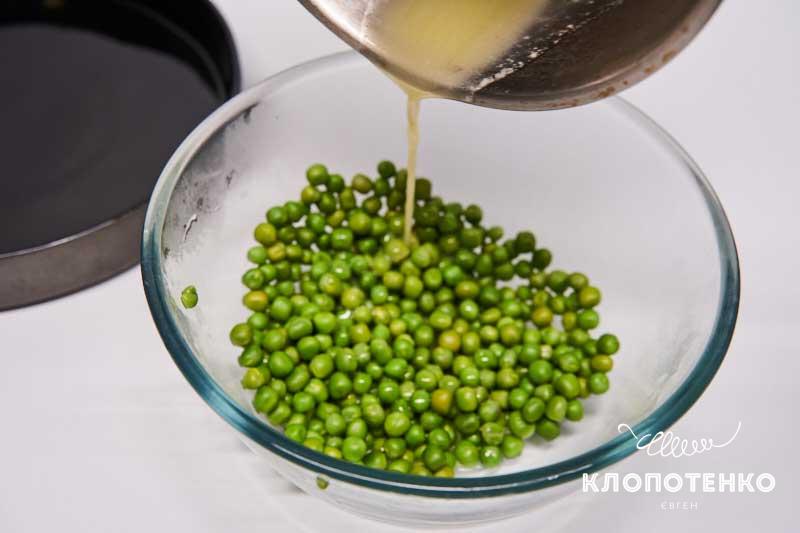 Полейте маслом горошек