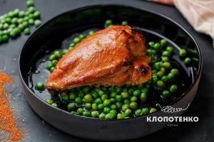 Курица по-индийски с йогуртом и зеленым горошком