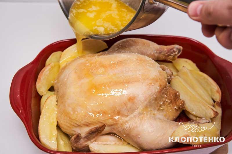 Полейте курицу растопленным маслом