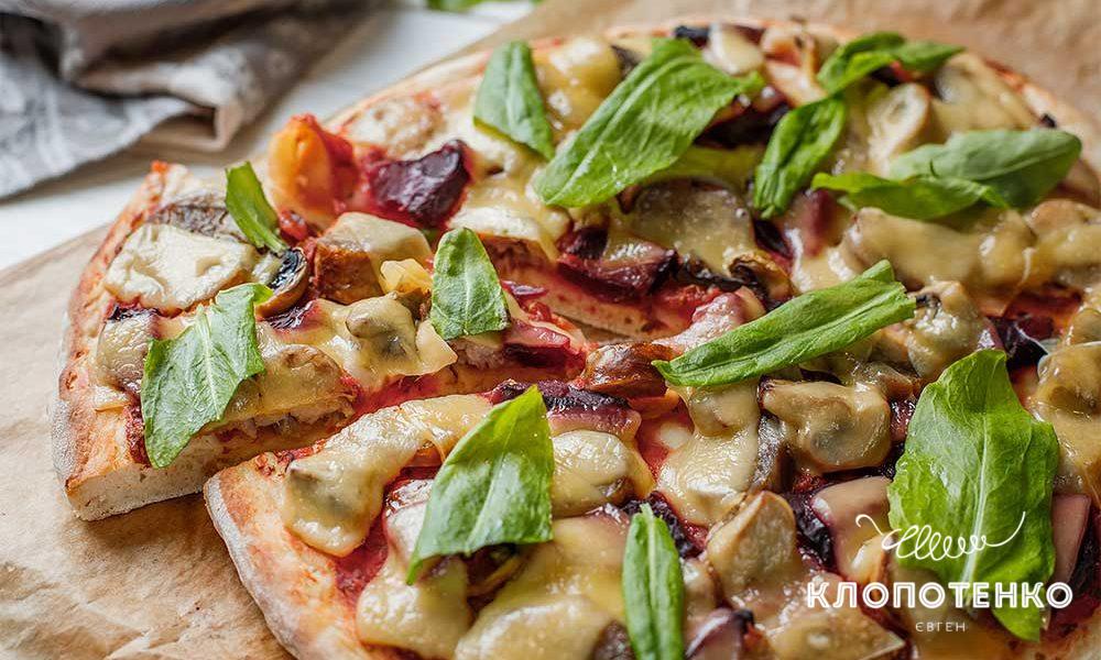 Піца з буряком, домашньою ковбасою і щавлем