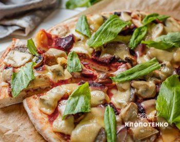 Піца з буряком, домашньою ковбасою і щавлем