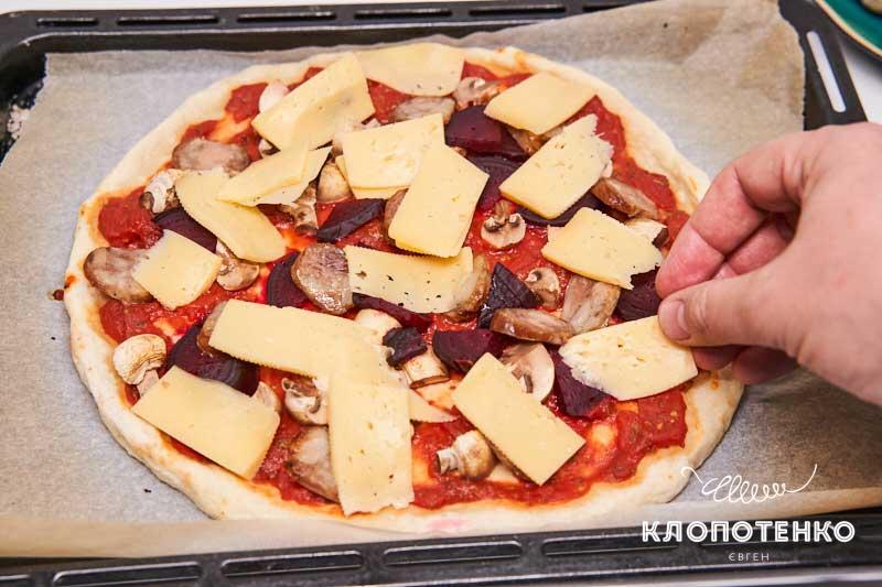 Выложите сыр на пиццу