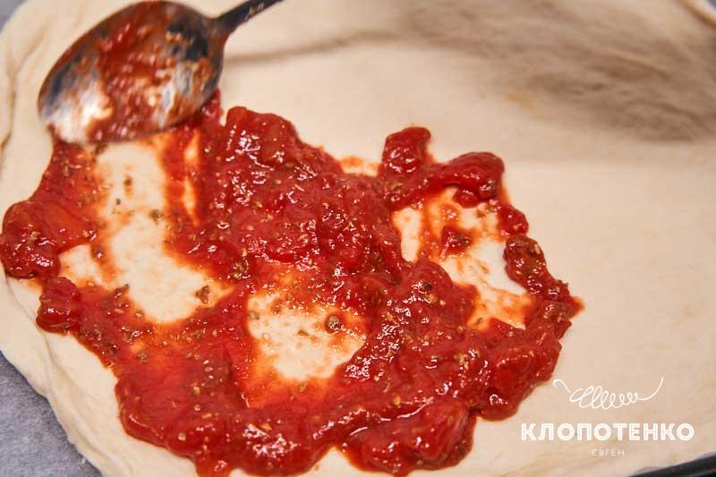 Выложите соус