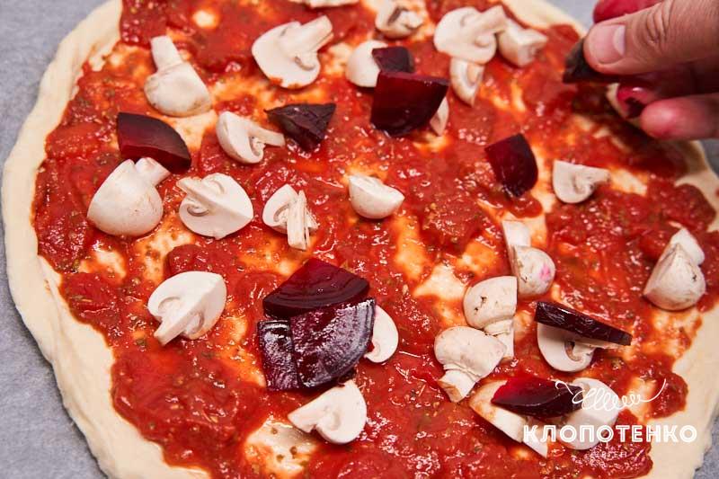 Выложите грибы и свеклу