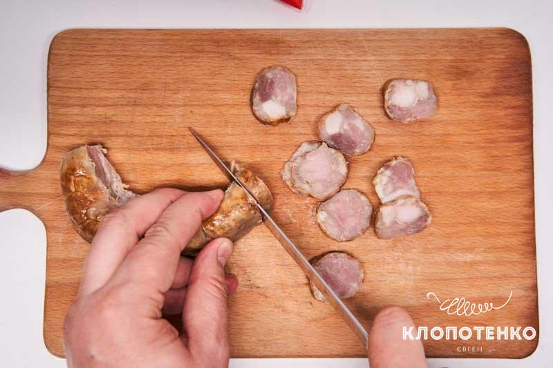 Нарежьте колбасу