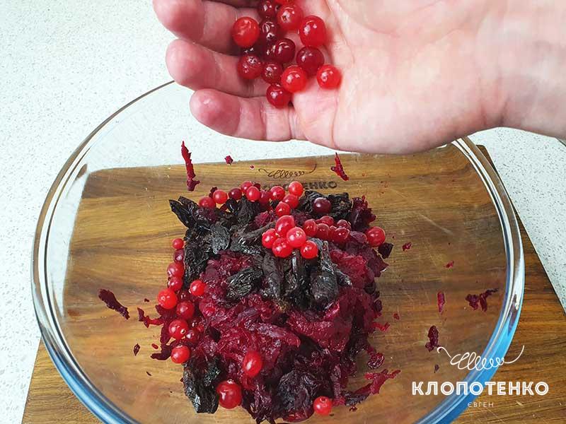 салат с черносливом и свеклой
