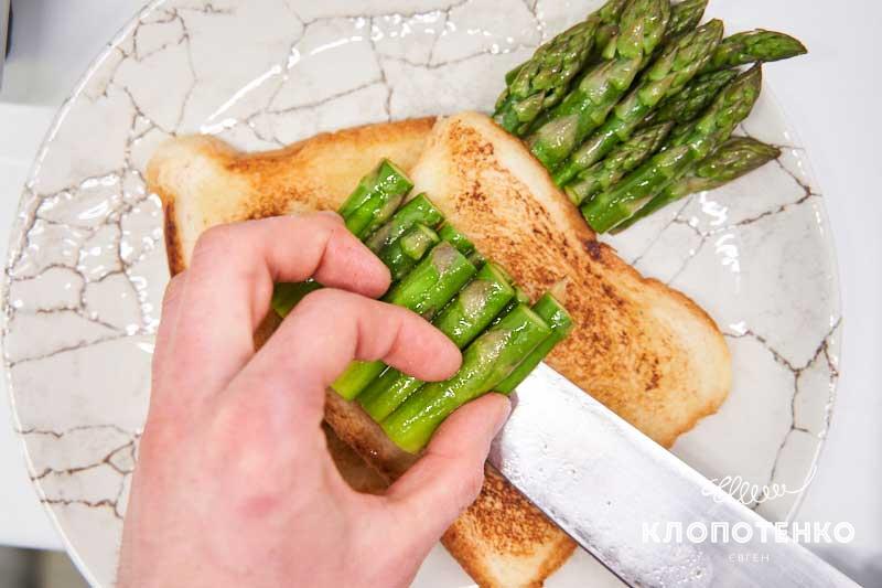 спаржа с яйцами бенедикт