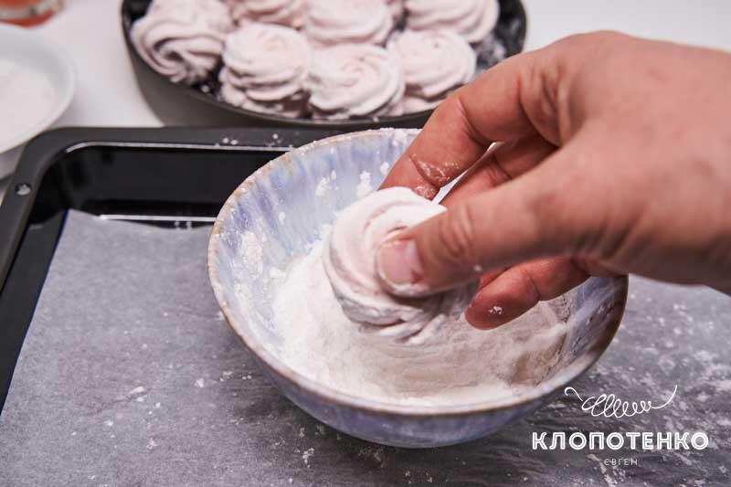 Обваляйте половинки зефира