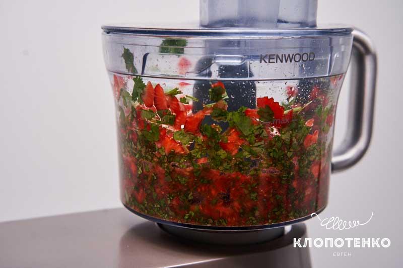 Перебейте клубнику с кинзой