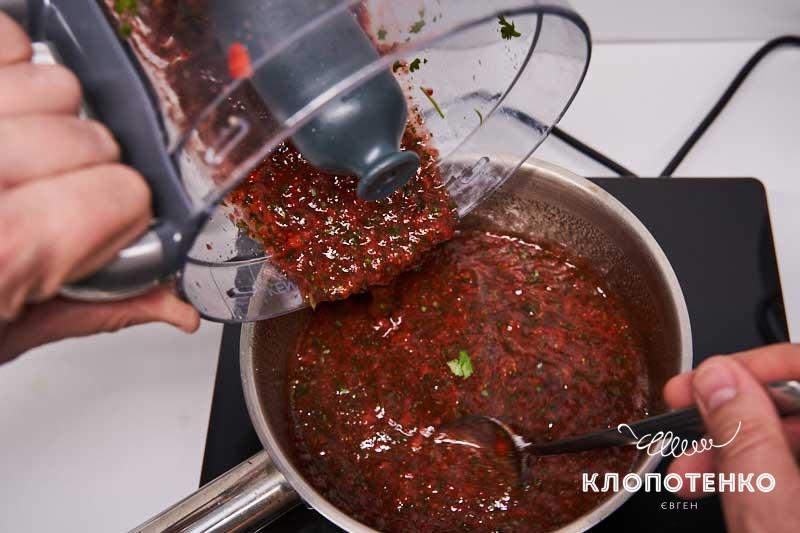 Добавьте клубнику с кинзой