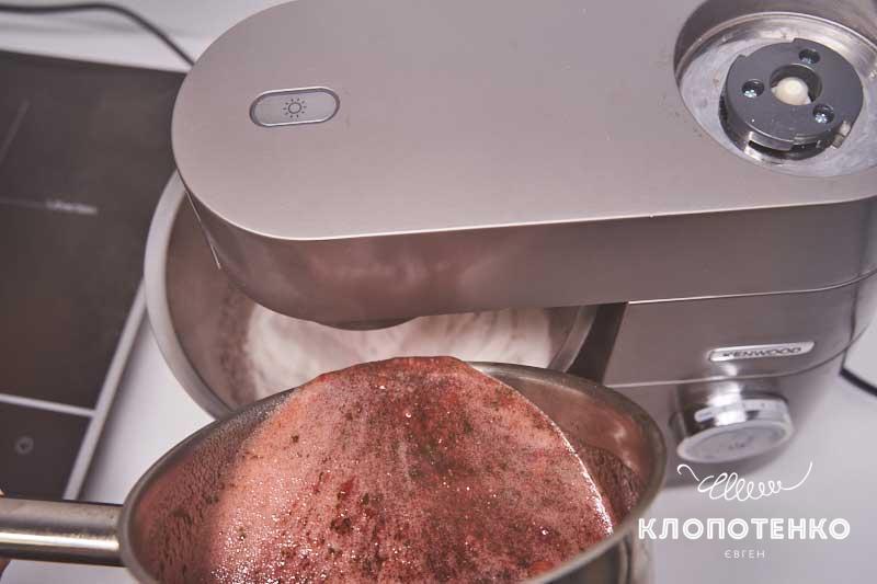 Вливайте в чашу сироп из клубники