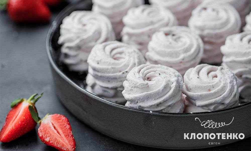 Зефир с клубникой и кинзой