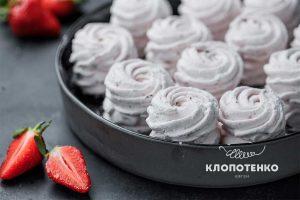 Зефир с клубникой и кинзой