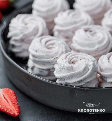 Зефир с клубникой и кинзой