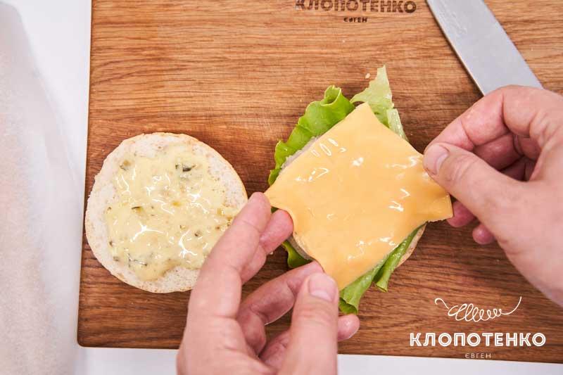 Выложите по ломтику сыра