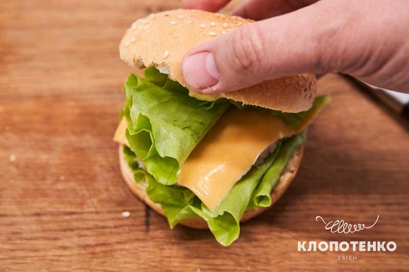 Накройте каждый фишбургер второй булочкой