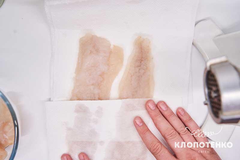 Промокните рыбу