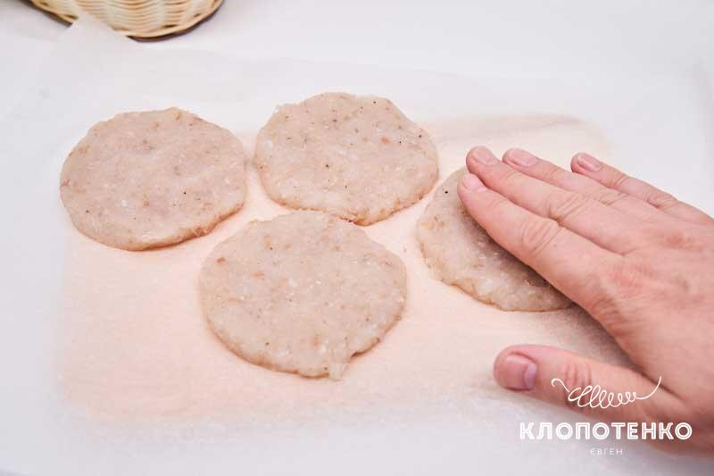 Сформируйте котлеты