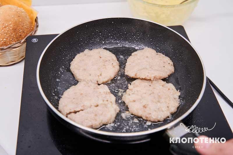 Обжарьте котлеты