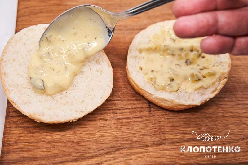 Выложите на каждую половинку булочки соус