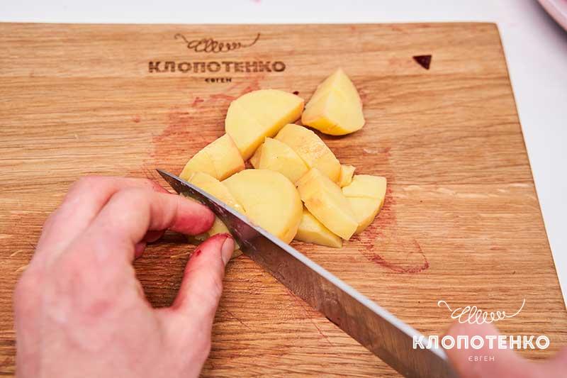 Нарежьте картофель