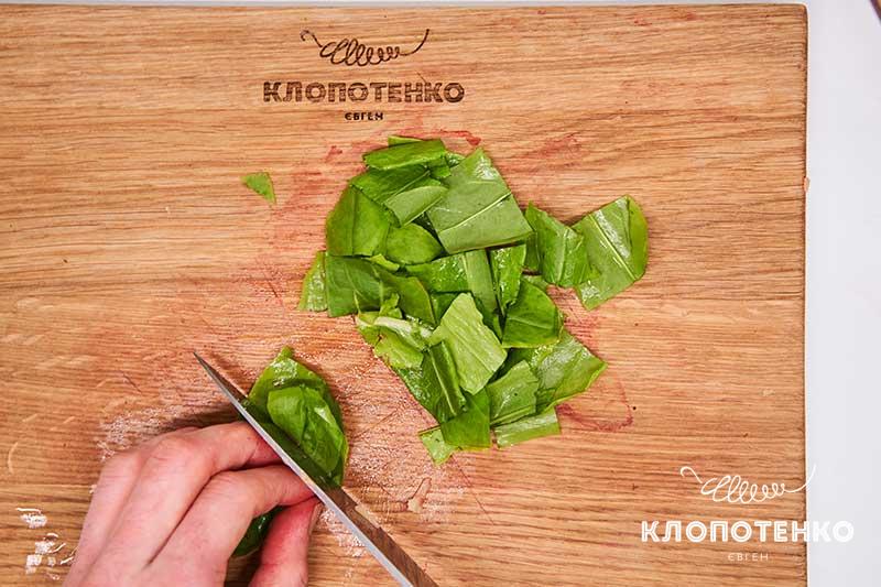 Нарежьте щавель