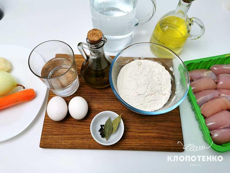 Подготовьте ингредиенты для приготовления легкого куриного супа