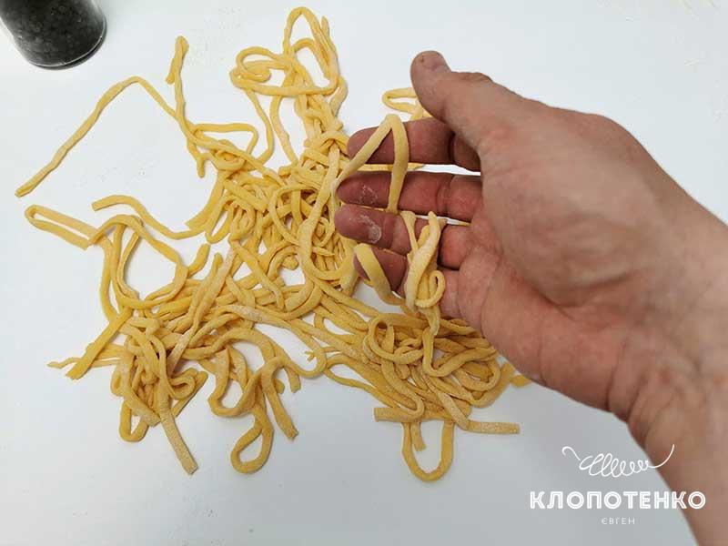 Расправьте каждую полоску лапши