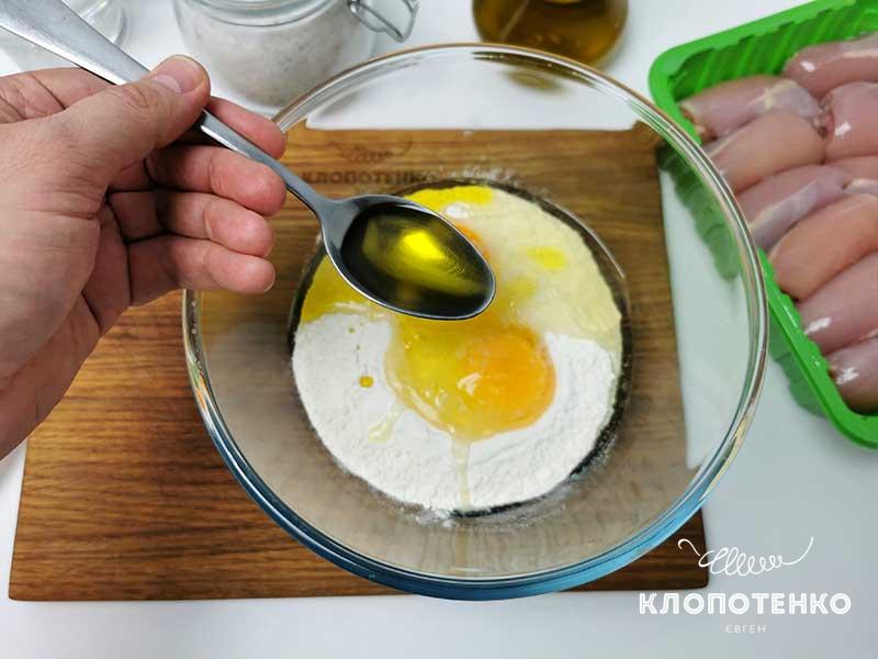 Замесите тесто для домашней лапши