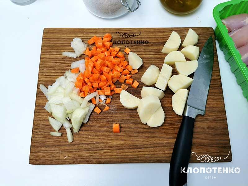 Нарежьте овощи
