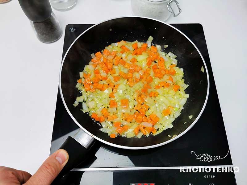 Обжарьте лук и морковь