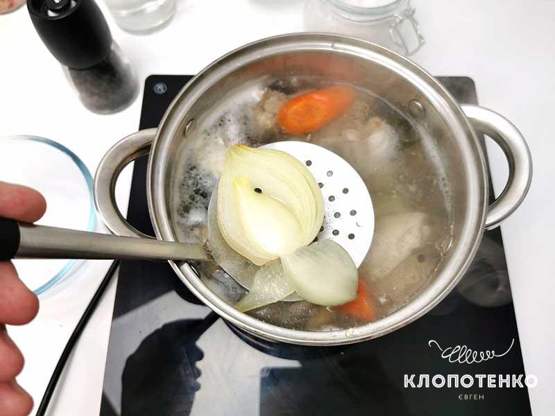 Из готового бульона выньте лук, корень петрушки и морковь