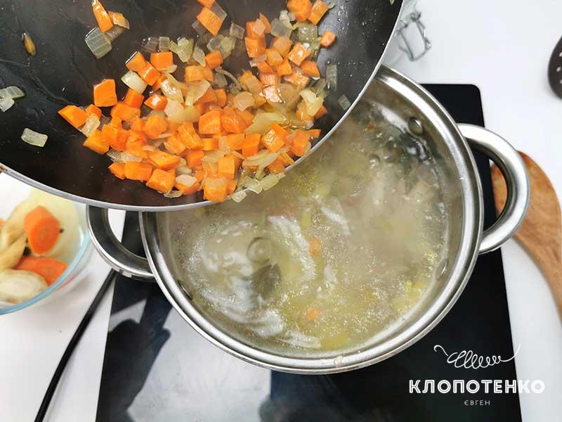 Добавьте в кастрюлю зажарку